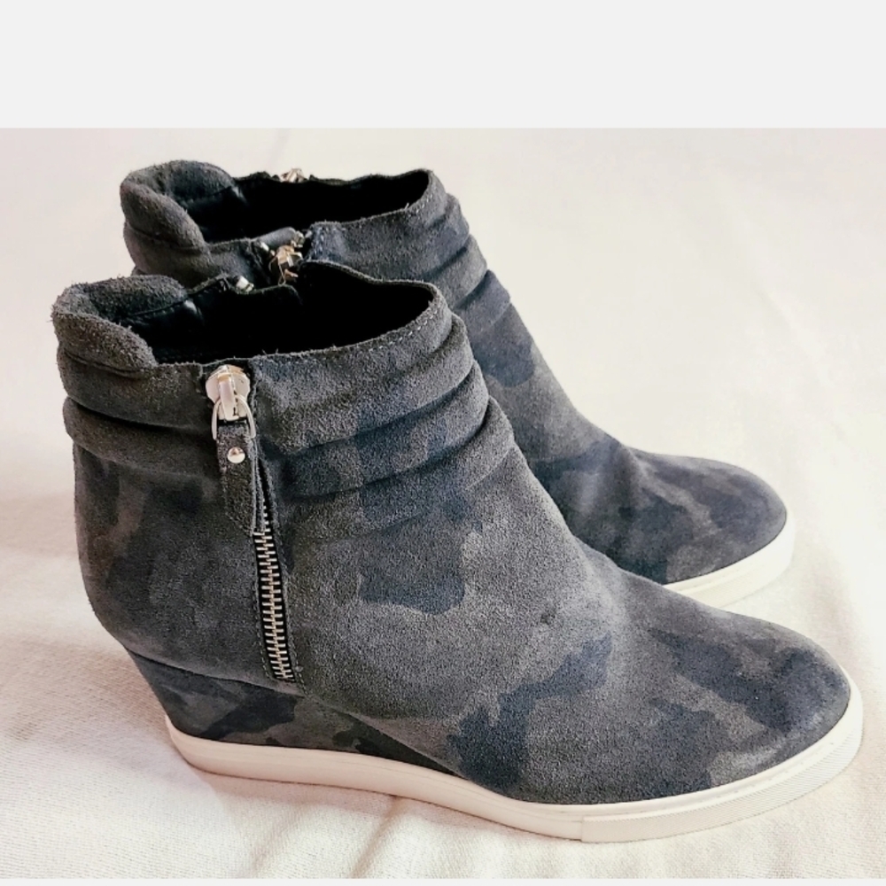 Chic Gray Suede Wedge Ankle Boots